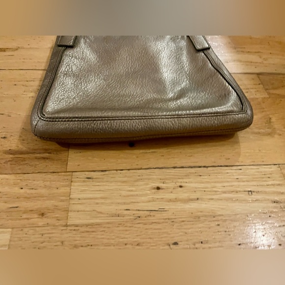 Fossil pebbled leather champagne colored Marlow turn latch crossbody - Picture 4 of 5